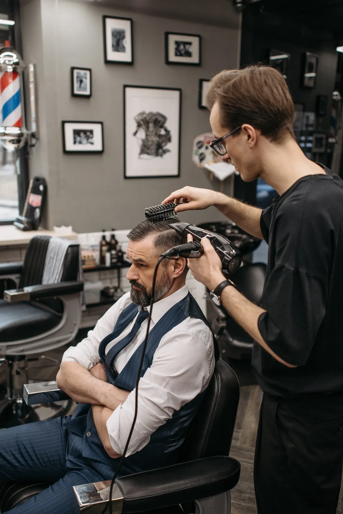 Stylist beim Föhnen der Haare