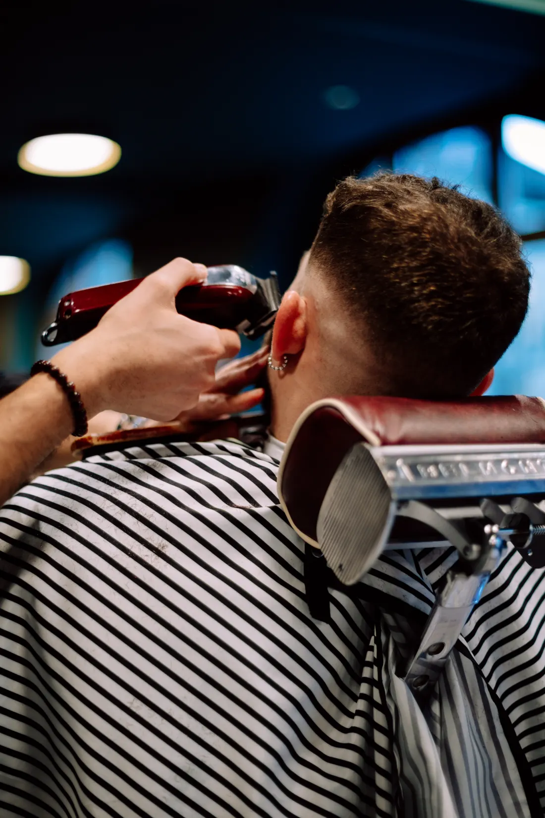 Friseur beim Schneiden